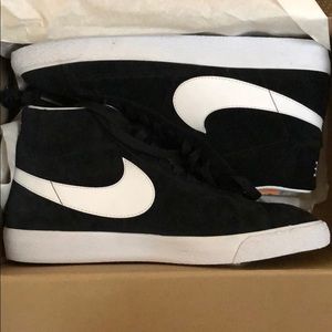 Nike Blazer Mid PRM size 9 (DEADSTOCK)